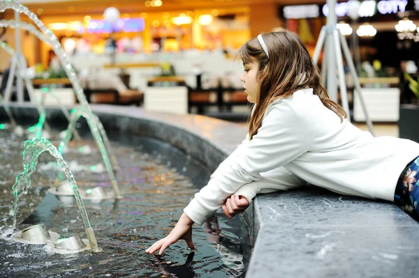 Twee schattige kleine meisjes spelen met een fontein stad — Stockfoto