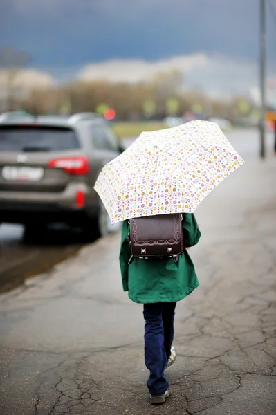 Menina com guarda-chuva andando na rua da cidade Fotos De Bancos De Imagens Sem Royalties