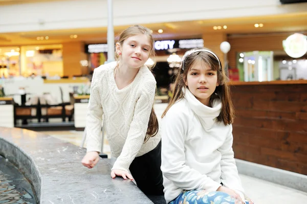 Twee schattige kleine meisjes spelen met een fontein stad — Stockfoto