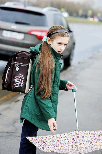 Kid  girl with umbrella walking in city street — Stock Photo, Image