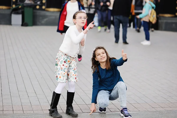 Dwie dziewczyny dziecko na ulicach miasta — Zdjęcie stockowe