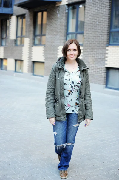 Portrait of a woman in  urban background — Stock Photo, Image