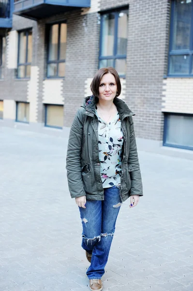 Portrait of a woman in  urban background — Stock Photo, Image