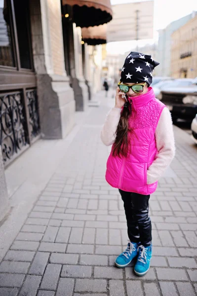 Fille heureuse enfant parlant sur smartphone en ville — Photo