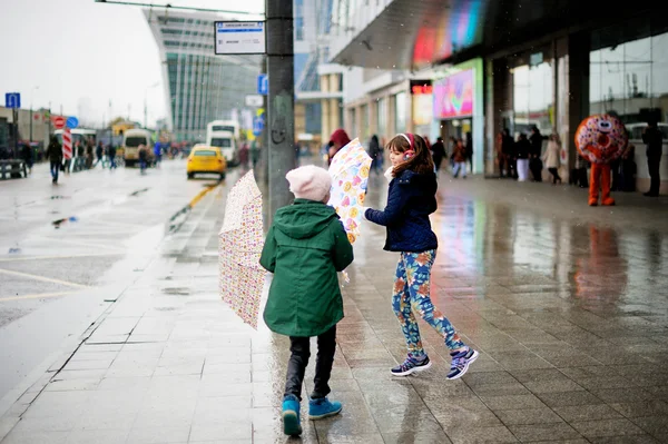 Roztomilý 10 let staré dívky s deštníky — Stock fotografie