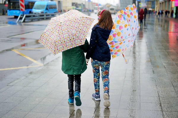 Bonito meninas de 10 anos com guarda-chuvas — Fotografia de Stock
