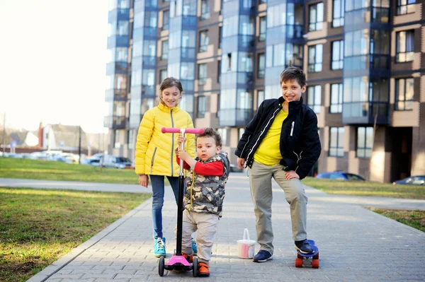 Drie gelukkige kinderen op de straat stad — Stockfoto