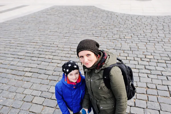 Mãe e filha durante a viagem em família . — Fotografia de Stock