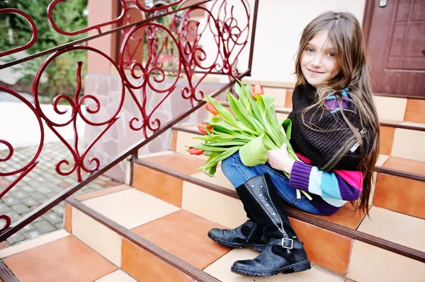 Брюнетка девочка с тюльпанами на улице — стоковое фото