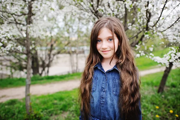 Kid flicka i blommande trädgård — Stockfoto