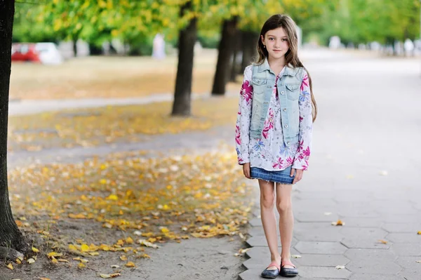 Fille enfant ne veulent pas partager la crème glacée — Photo