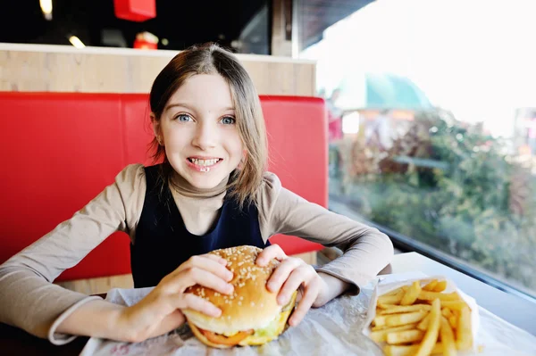 햄버거와 귀여운 학교 소녀 — 스톡 사진