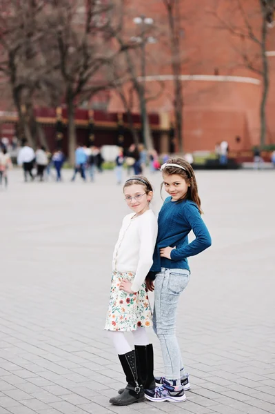 Две девочки на улицах города — стоковое фото