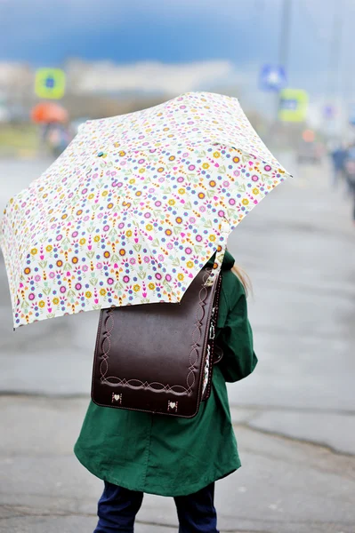 Mädchen mit Regenschirm läuft in Stadtstraße lizenzfreie Stockfotos