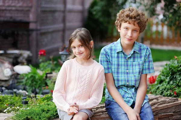 Gelukkig jongen en meisje — Stockfoto