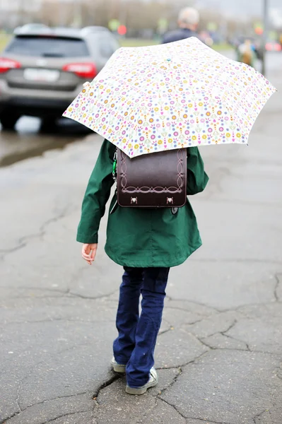 Menina com guarda-chuva andando na rua da cidade — Fotografia de Stock