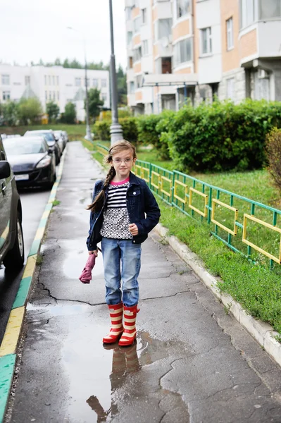 Skolan i åldern kid flicka i regnig dag — Stockfoto