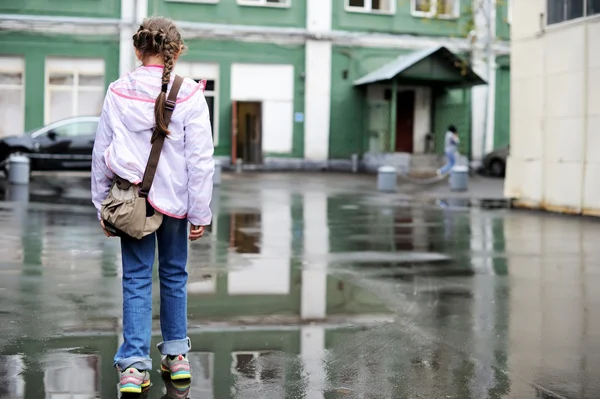 Skolan i åldern kid flicka i regnig dag — Stockfoto