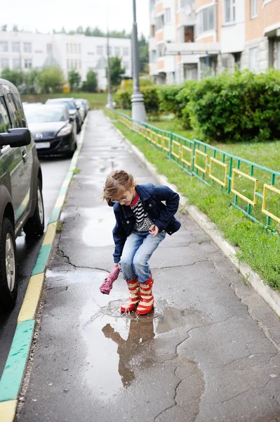 School-leeftijd kind meisje in regenachtige dag — Stockfoto