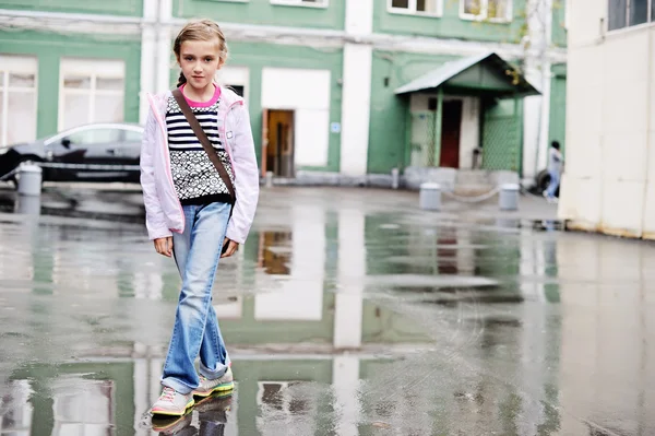 Escola menina envelhecida no dia chuvoso — Fotografia de Stock