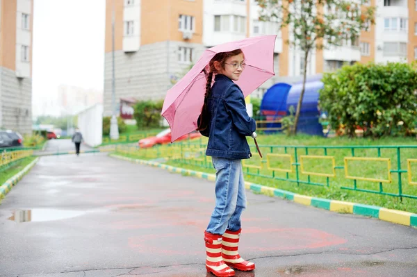 Escola menina envelhecida no dia chuvoso — Fotografia de Stock
