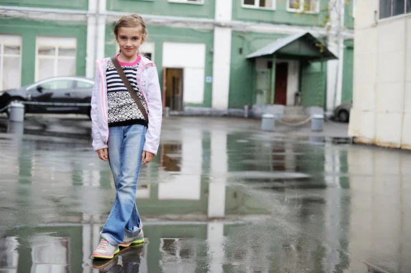 Skolan i åldern kid flicka i regnig dag — Stockfoto