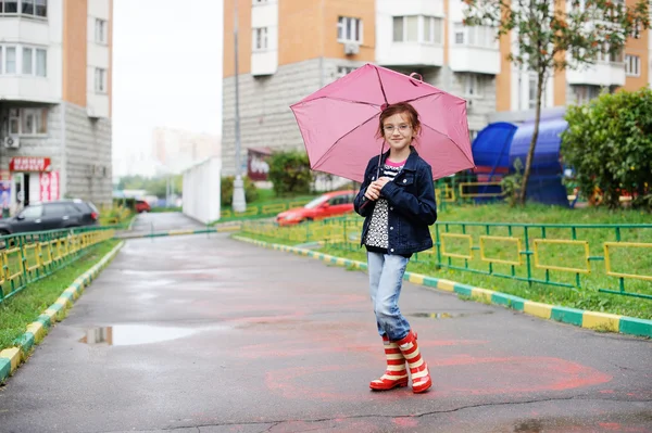Skolan i åldern kid flicka i regnig dag — Stockfoto