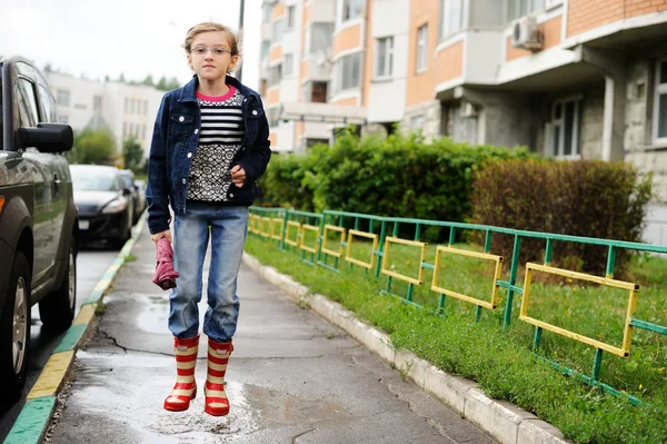 Skolan i åldern kid flicka i regnig dag — Stockfoto