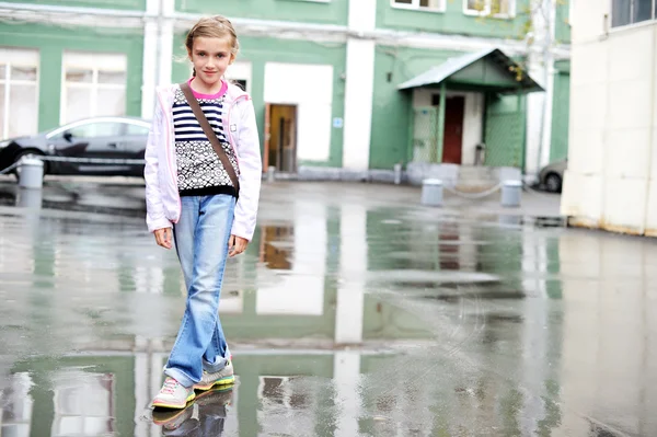 Okul çocuk kız yağmurlu gün arası. — Stok fotoğraf