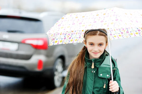 Παιδί κορίτσι με ομπρέλα το περπάτημα στο δρόμο της πόλης — Φωτογραφία Αρχείου