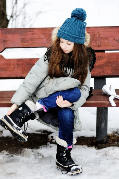 Ragazzina divertente divertirsi nel bellissimo parco invernale — Foto Stock