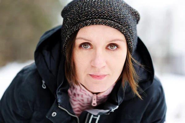 Belle femme dans un chapeau à l'extérieur en hiver — Photo