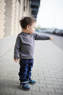 Şehirdeki erkek bebek