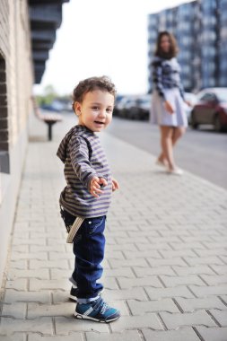 Genç anne bebek oğlu ile eğlenir