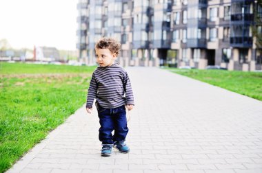 Şehirdeki erkek bebek