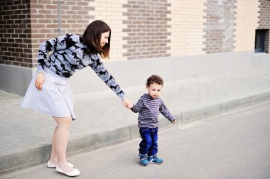 Genç anne bebek oğlu ile eğlenir