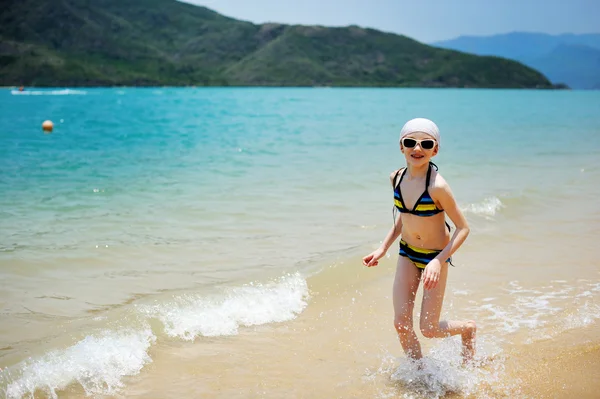 Дитяча дівчинка на пляжі — стокове фото