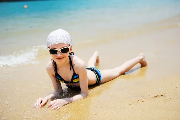 Niña en vacaciones de playa — Foto de Stock