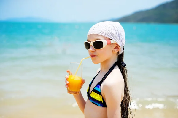 子供のビーチにジュースを持つ少女 — ストック写真