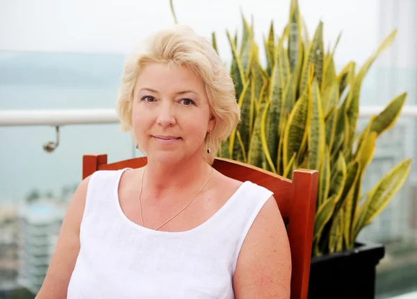 Retrato de mujer de mediana edad encantadora — Foto de Stock