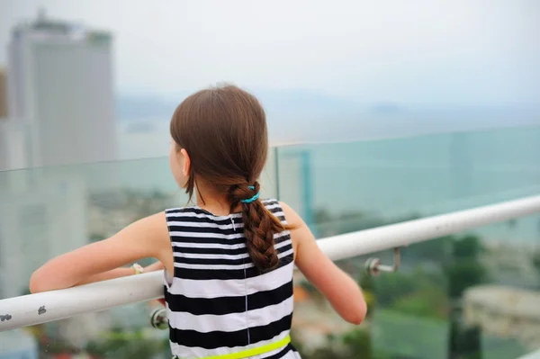 Jongen meisje op het balkon — Stockfoto