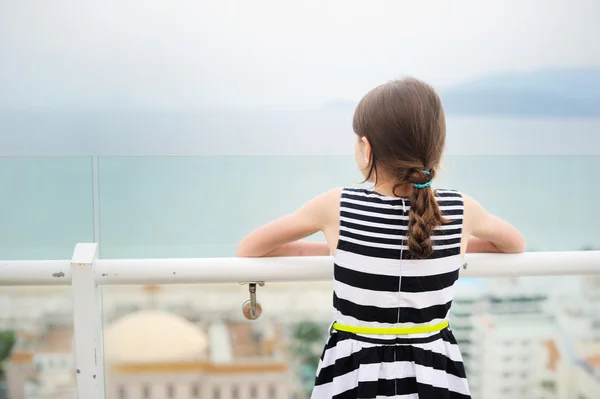 Jongen meisje op het balkon — Stockfoto