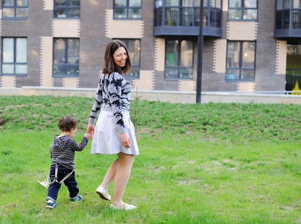 Jeune mère s'amuse avec son bébé garçon — Photo