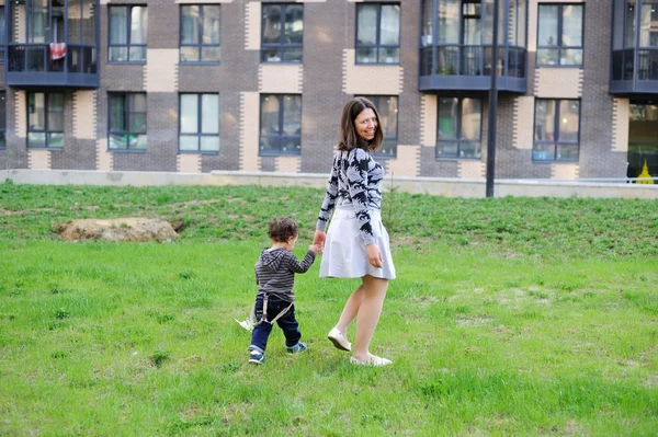 Jonge moeder heeft plezier met haar babyjongen — Stockfoto