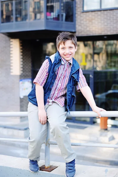 Escuela envejecido chico en colorido ropa — Foto de Stock