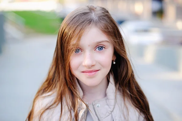 Bela menina adolescente sorridente — Fotografia de Stock