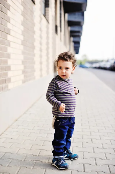 Baby boy in the city — Stock Photo, Image