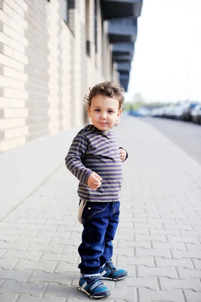 街で男の子の赤ちゃん — ストック写真