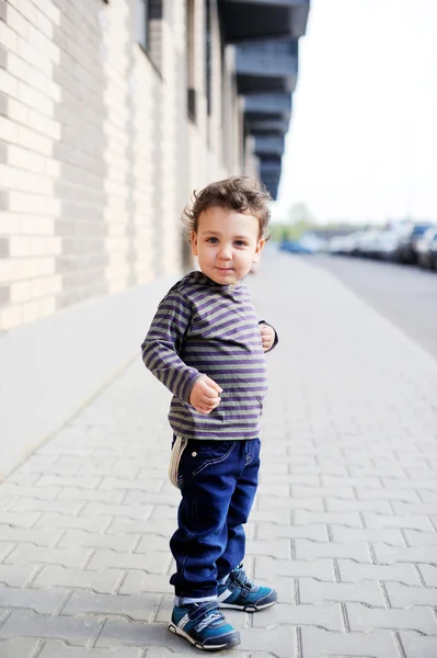 Niño en la ciudad —  Fotos de Stock