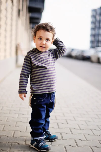 Niño en la ciudad —  Fotos de Stock